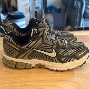 Nike Vomero 5 Olive and White Athletic Shoes